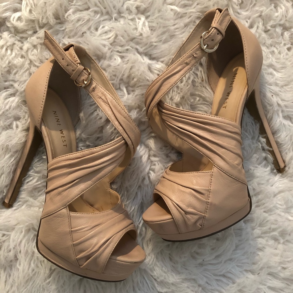 NINE WEST 5 INCH NUDE HEELS IN SIZE 6 1/2